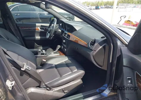 2014 Mercedes-Benz C 300 Sport 4Matic z USA, uszkodzony, nr VIN WDDGF8AB2EA962870